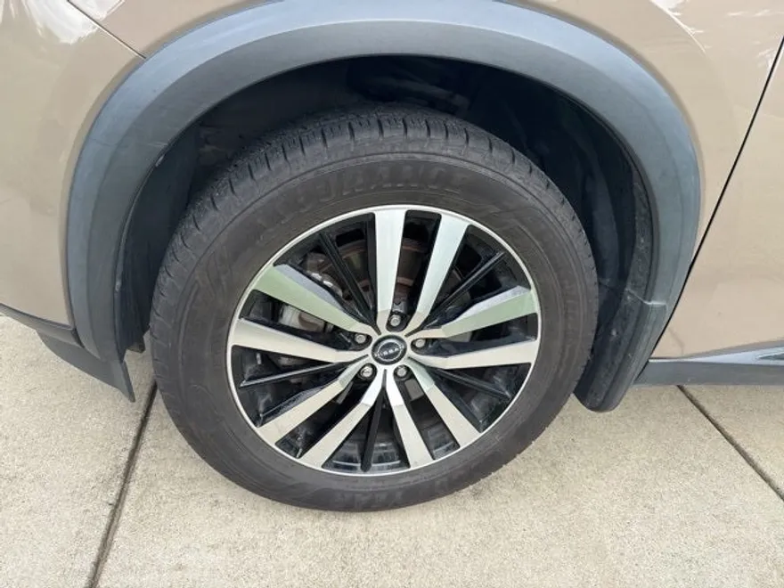 2023 Nissan Pathfinder Platinum photo 1