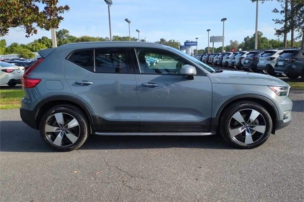 2022 Volvo XC40 Momentum photo 1