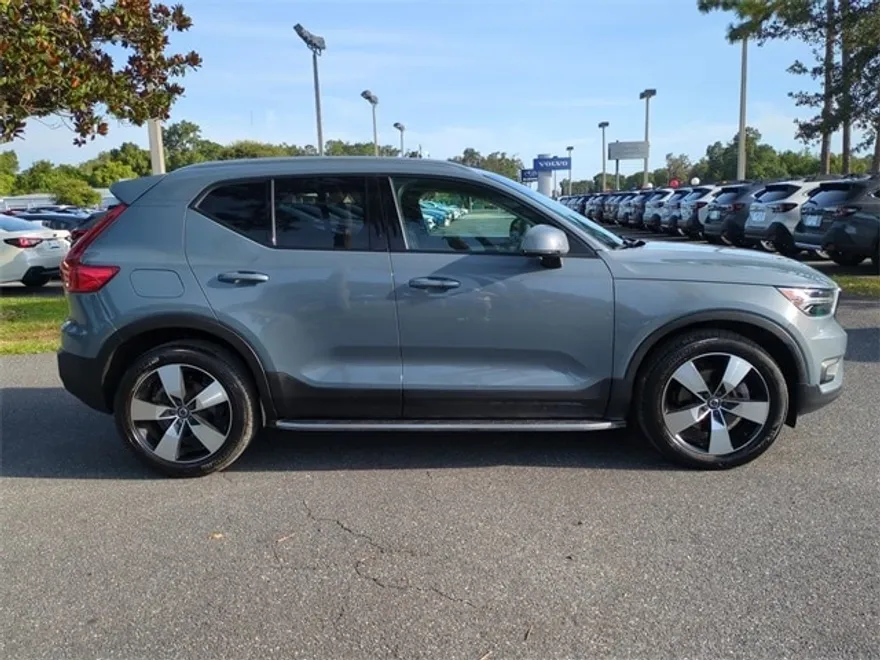 2022 Volvo XC40 Momentum photo 1