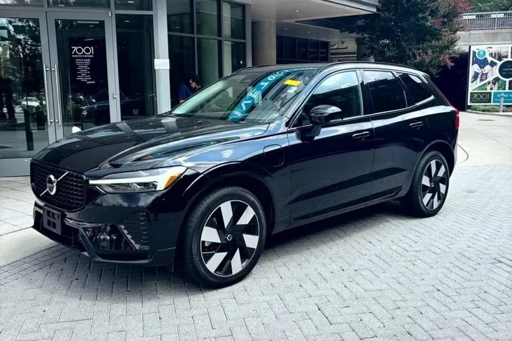 2024 Volvo XC60 Hybrid T8 Plus photo 1
