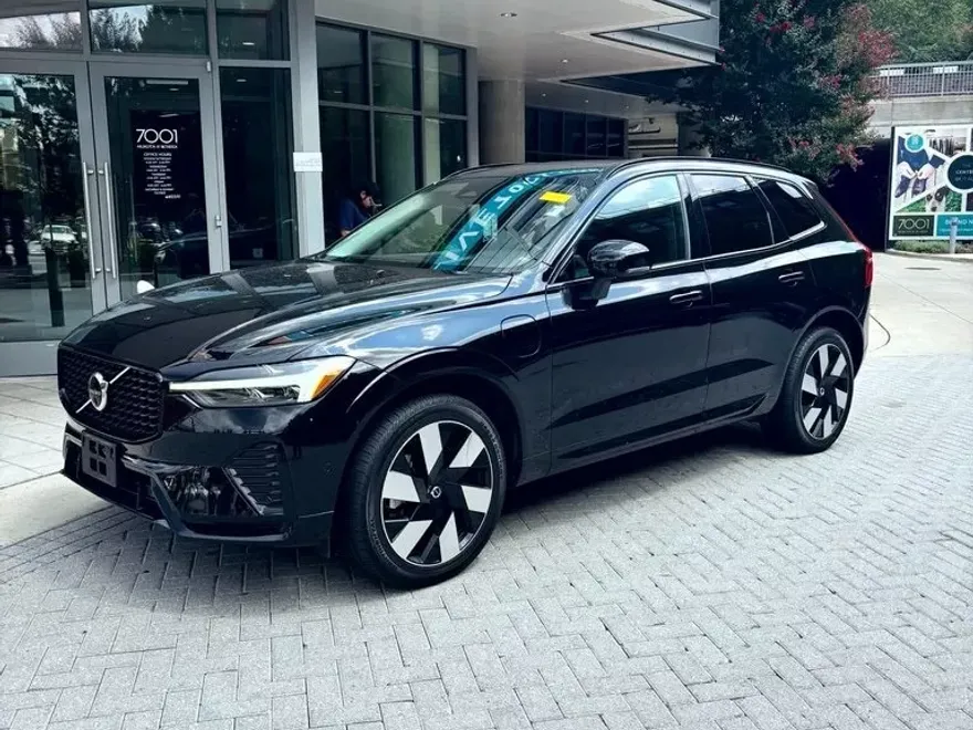 2024 Volvo XC60 Hybrid T8 Plus photo 1