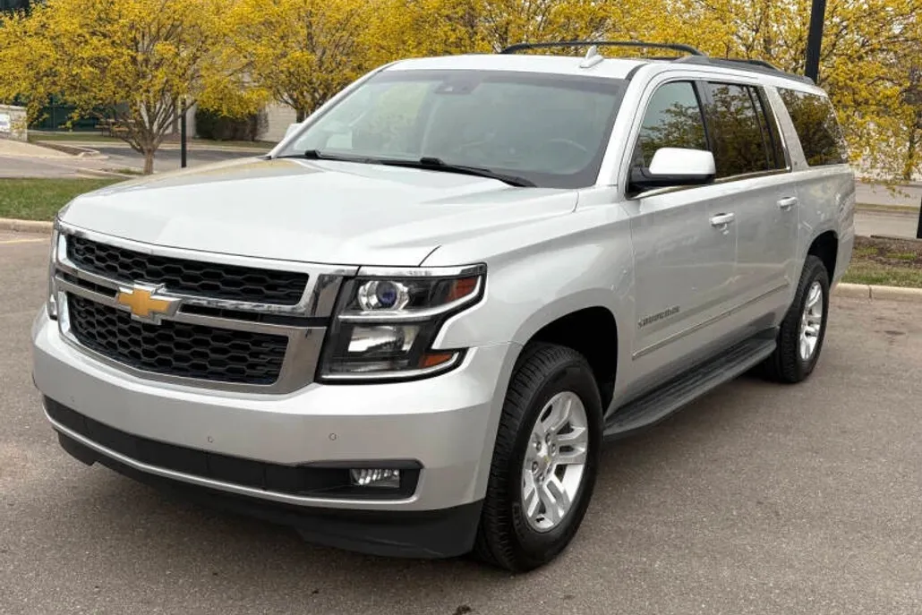 2016 Chevrolet Suburban LT photo 1