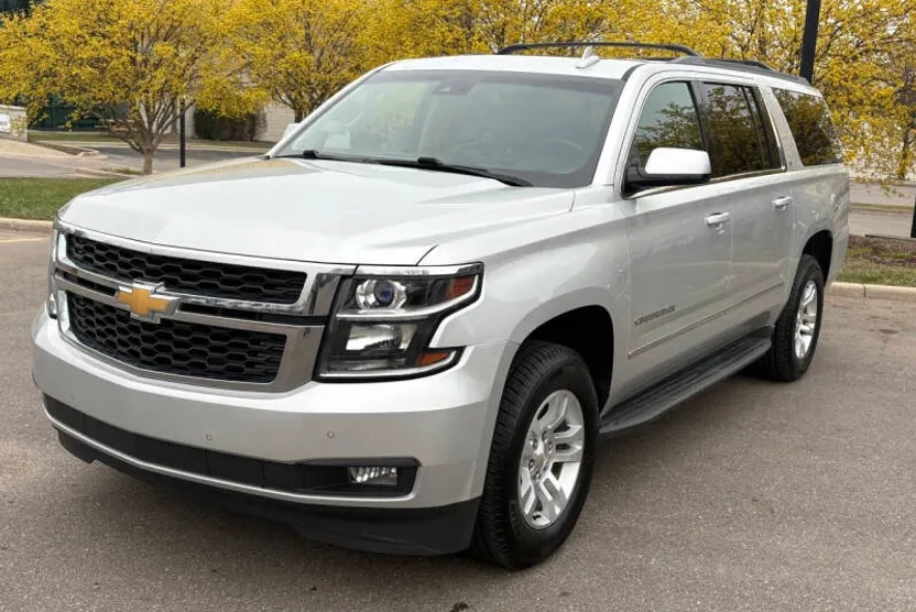 2016 Chevrolet Suburban LT photo 1