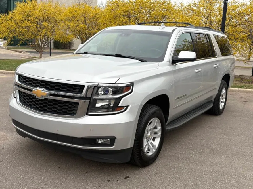 2016 Chevrolet Suburban LT photo 1