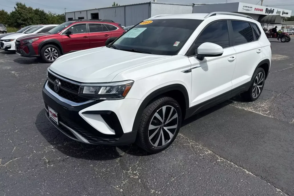 2023 Volkswagen Taos SE photo 1