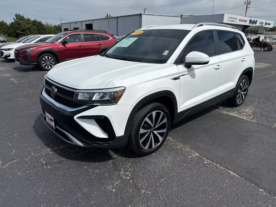 2023 Volkswagen Taos SE photo 1