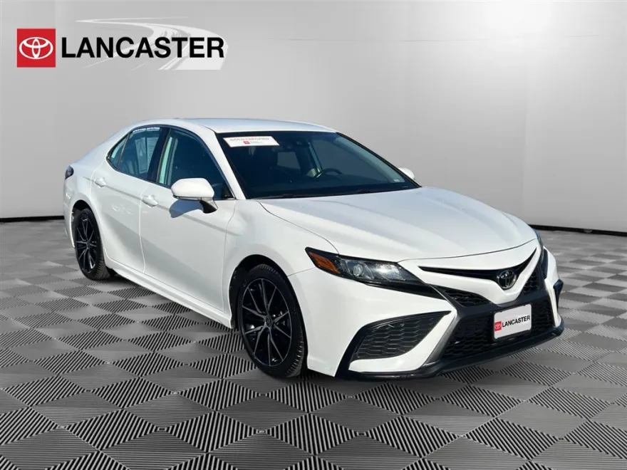2022 Toyota Camry SE photo 1