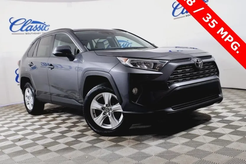 2021 Toyota RAV4 XLE photo 1