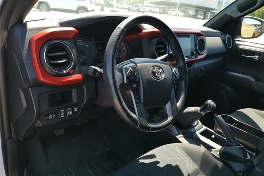 2017 Toyota Tacoma TRD Off-Road photo 1