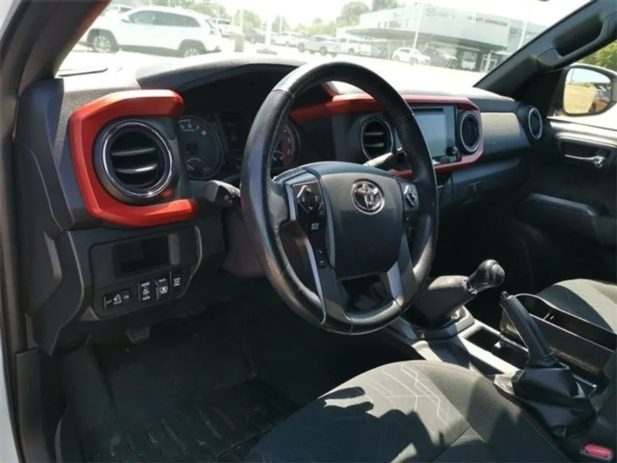 2017 Toyota Tacoma TRD Off-Road photo 1