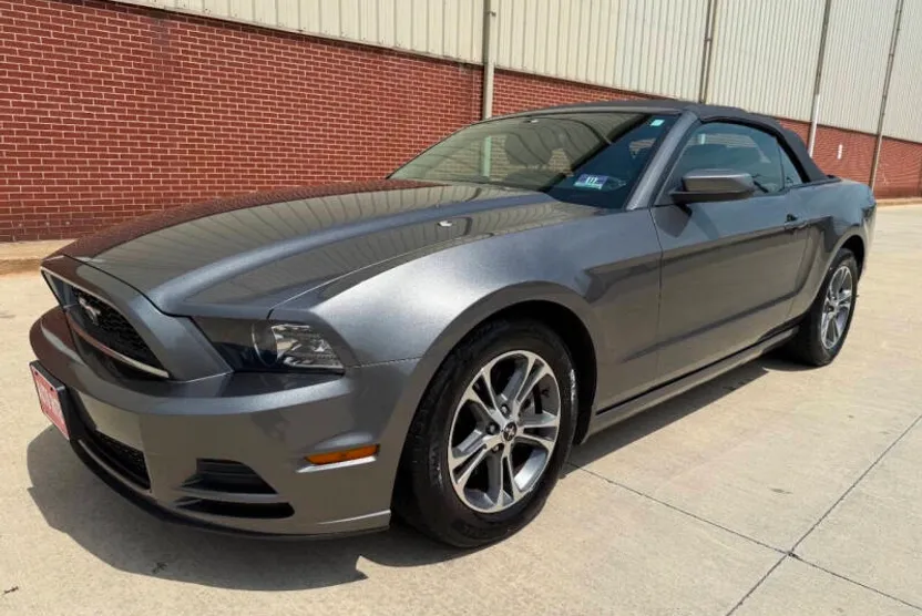 2014 Ford Mustang V6 Convertible photo 1