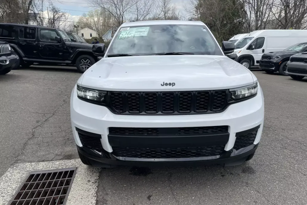 2025 Jeep Grand Cherokee Altitude photo 1