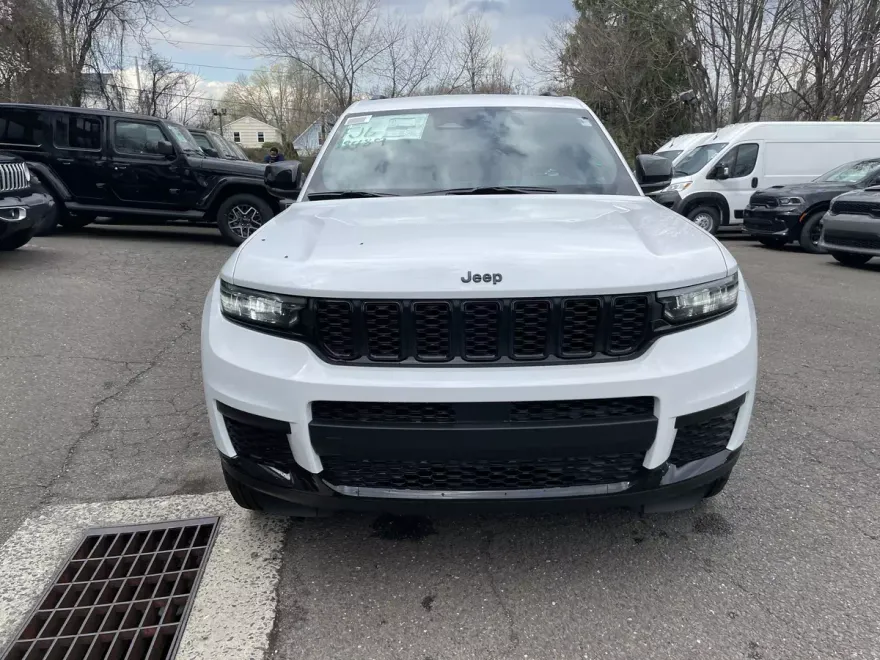 2025 Jeep Grand Cherokee Altitude photo 1