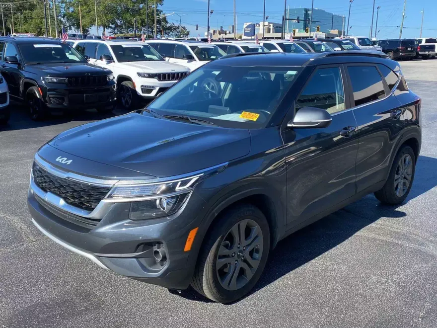 2023 Kia Seltos S photo 1
