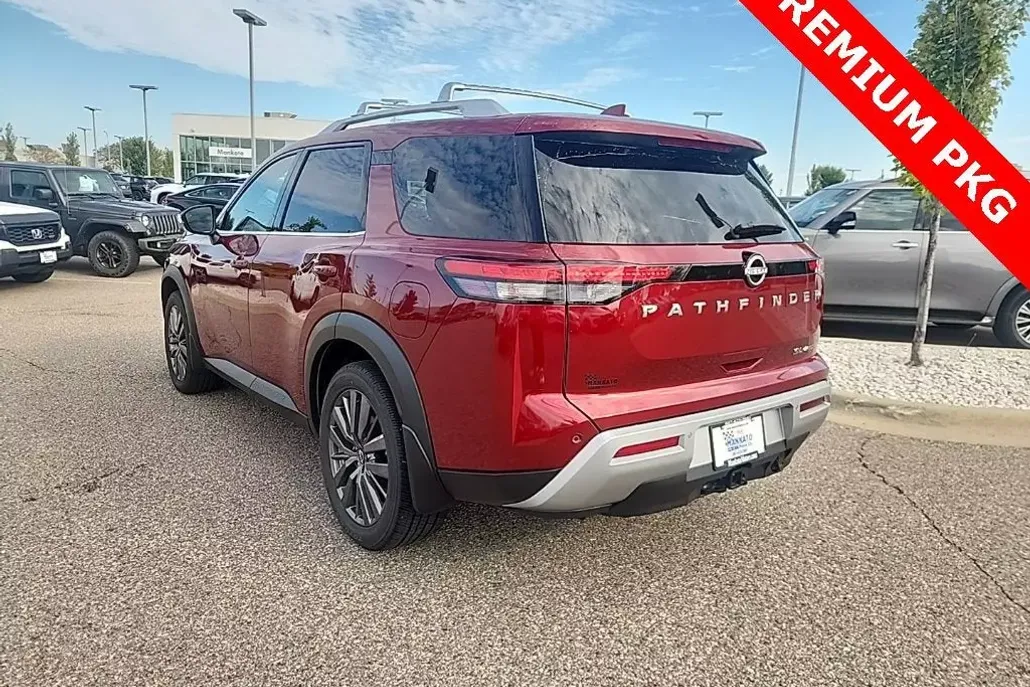 2022 Nissan Pathfinder SL photo 1