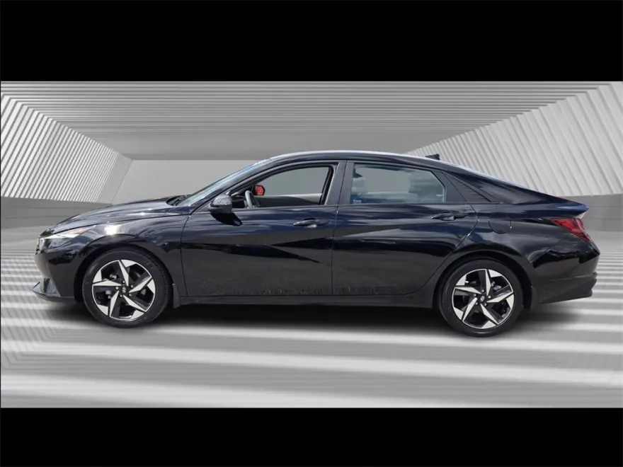 2023 Hyundai Elantra SEL photo 1