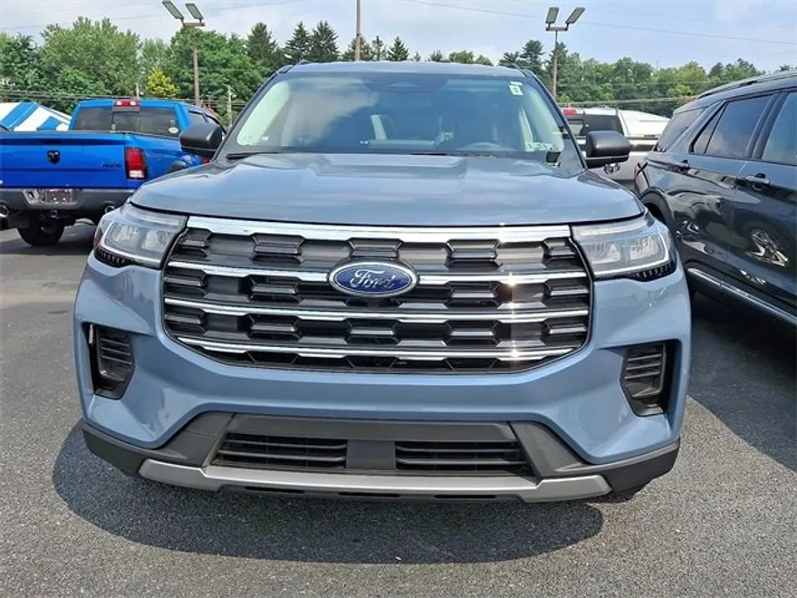 2025 Ford Explorer photo 1