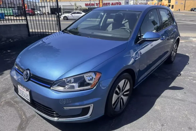 2016 Volkswagen e-Golf SE photo 1