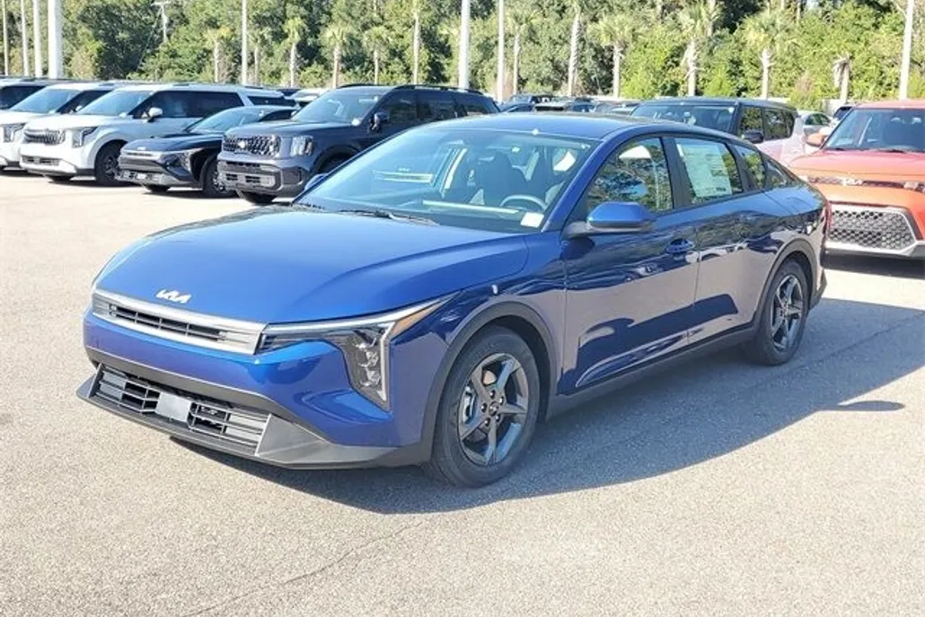 2025 Kia K4 LXS photo 1
