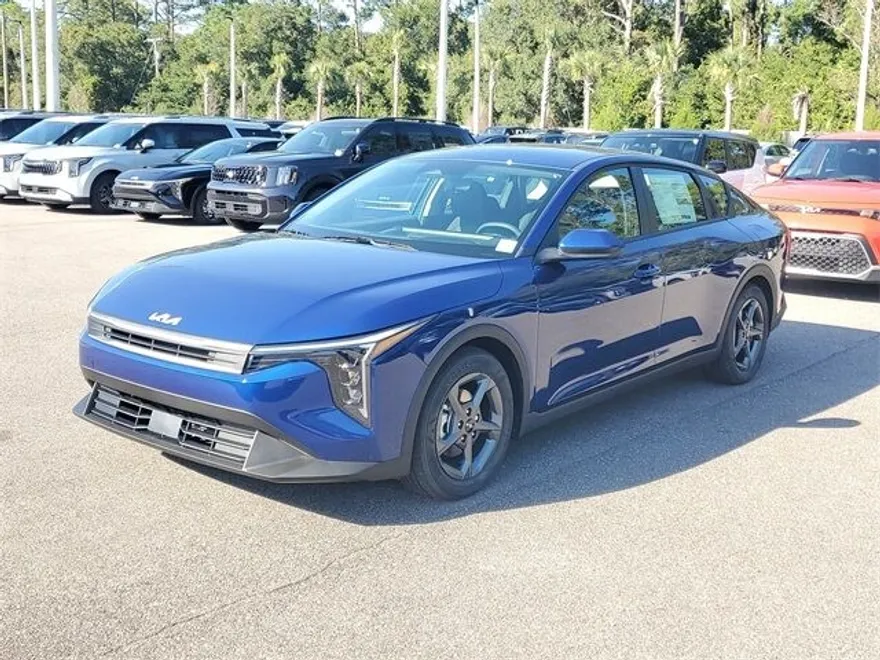 2025 Kia K4 LXS photo 1