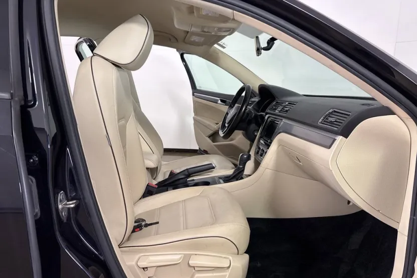 2018 Volkswagen Passat R-Line photo 1