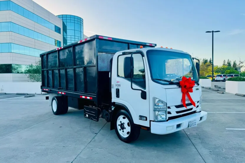 2019 Isuzu NRR photo 1