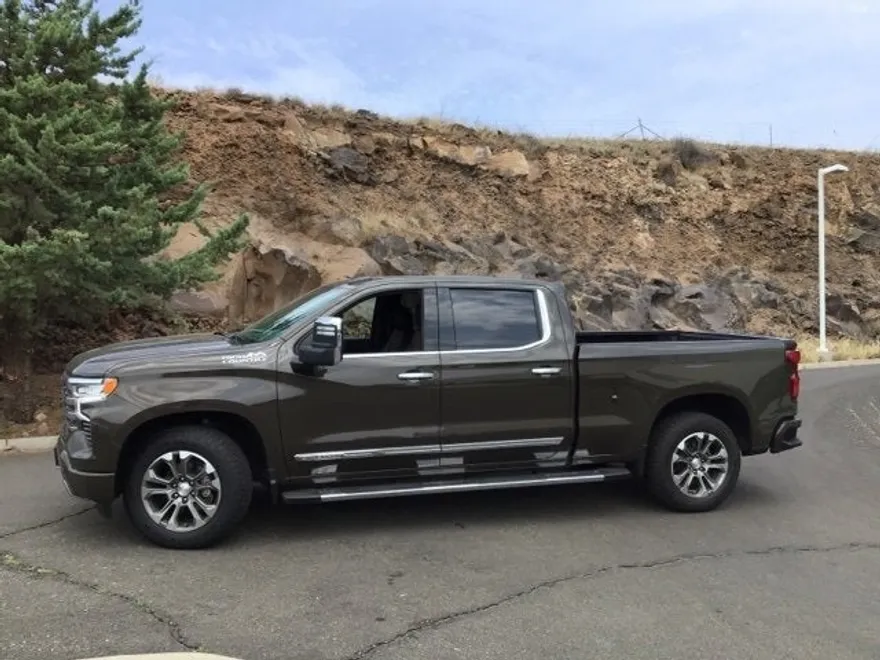 2023 Chevrolet Silverado 1500 High Country photo 1
