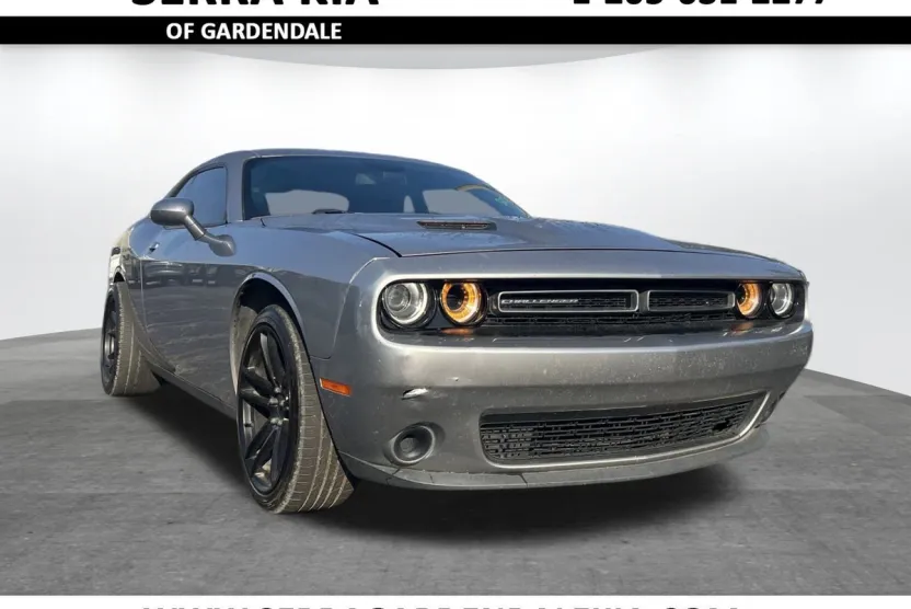 2017 Dodge Challenger SXT photo 1
