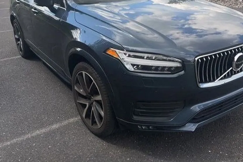2022 Volvo XC90 T6 Momentum photo 1