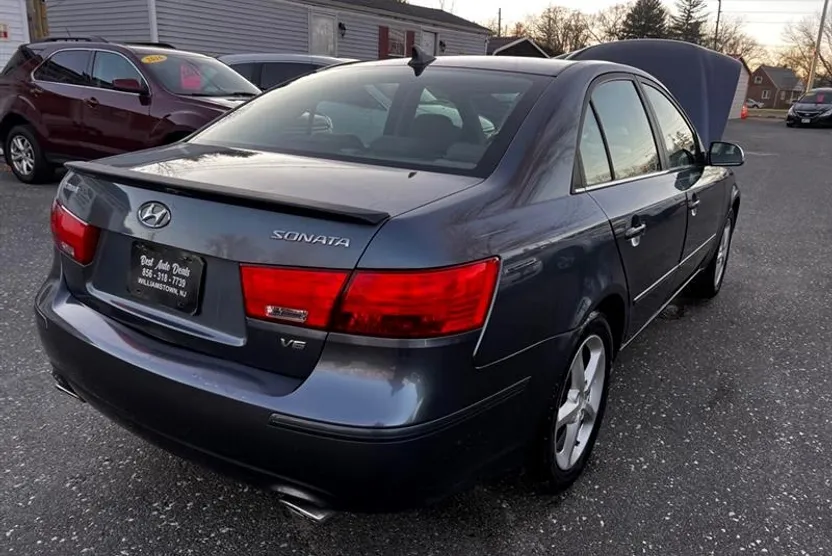 2010 Hyundai Sonata SE photo 1