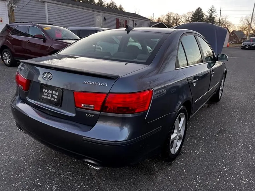 2010 Hyundai Sonata SE photo 1