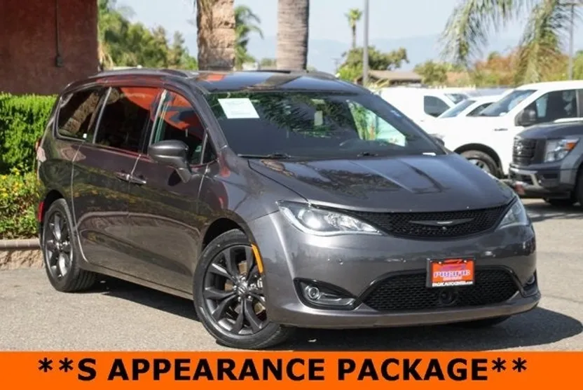 2019 Chrysler Pacifica Touring Plus photo 1