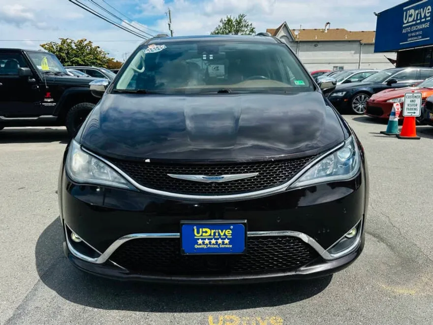2017 Chrysler Pacifica Limited photo 1