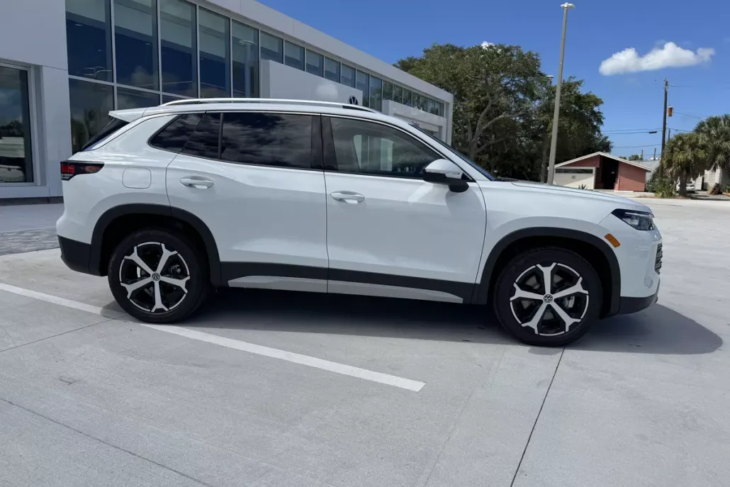 2025 Volkswagen Tiguan SE photo 1