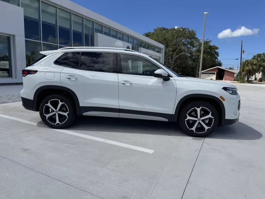 2025 Volkswagen Tiguan SE photo 1