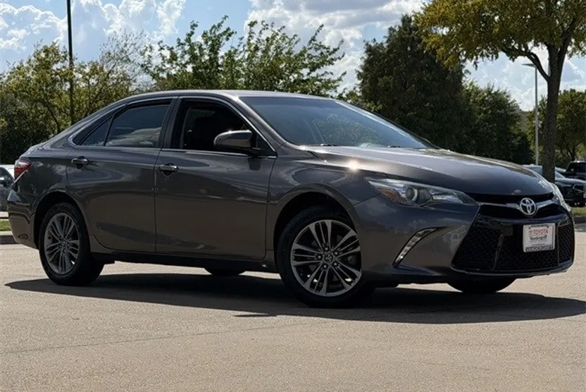 2017 Toyota Camry SE photo 1