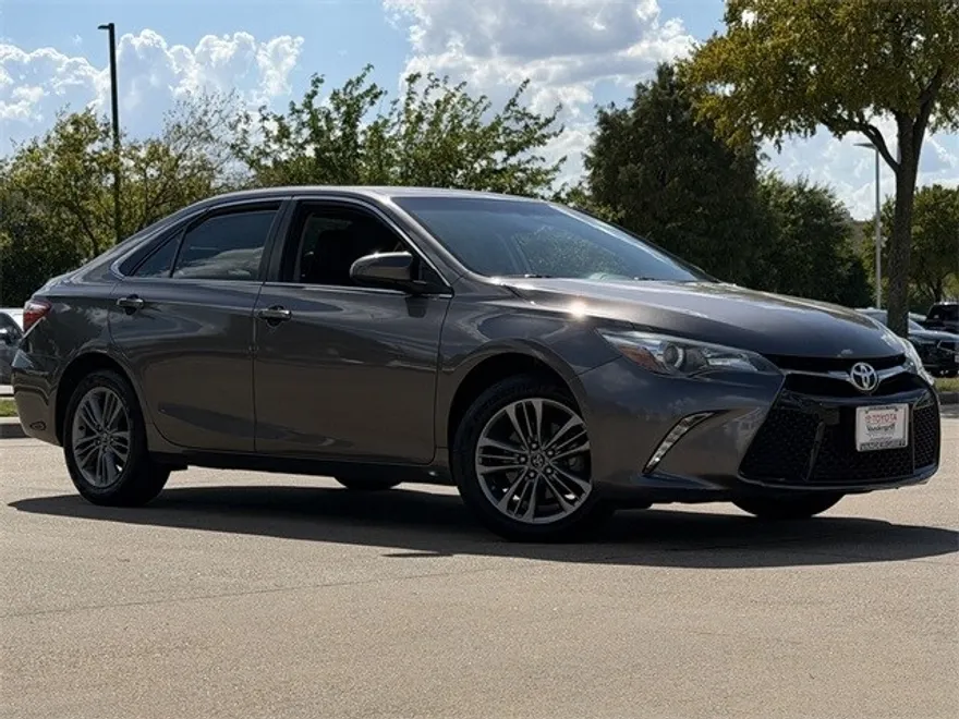 2017 Toyota Camry SE photo 1