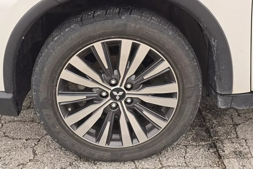2020 Mitsubishi Outlander ES photo 1