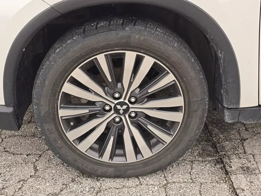 2020 Mitsubishi Outlander ES photo 1