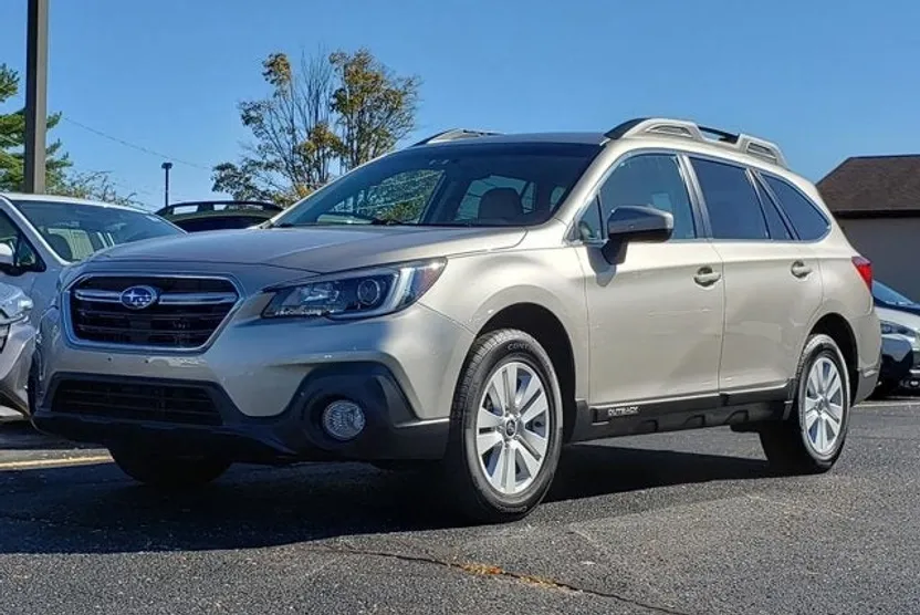 2018 Subaru Outback Premium photo 1