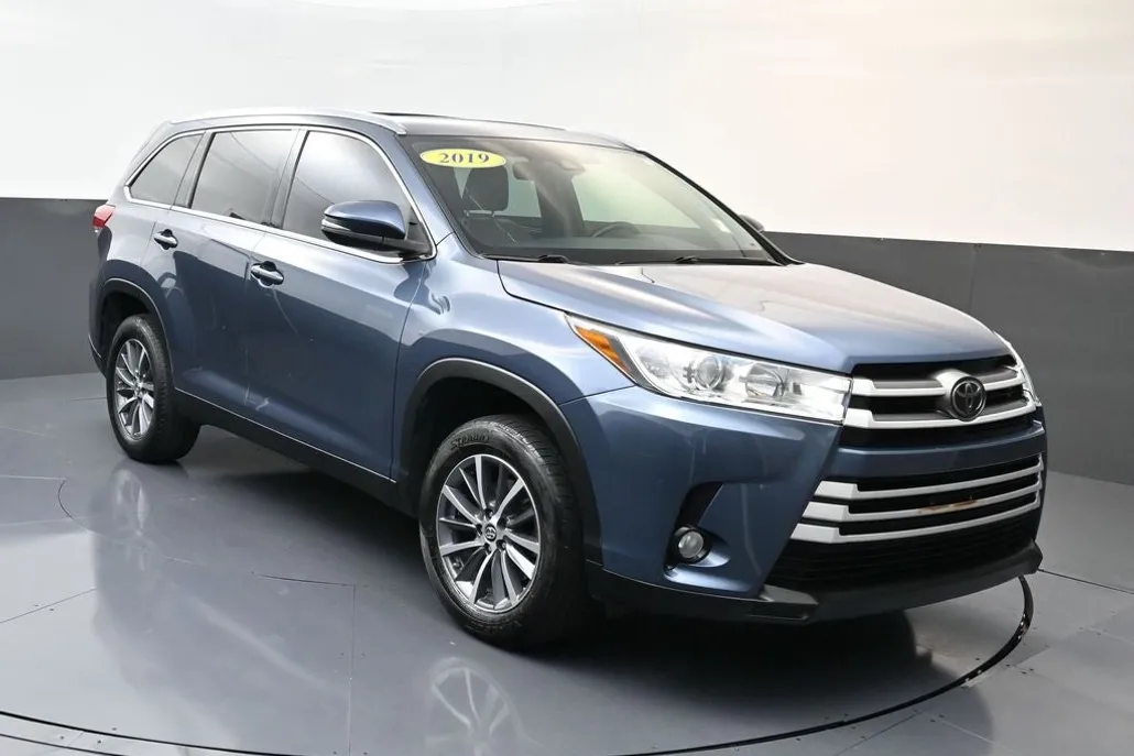 2019 Toyota Highlander SE photo 1