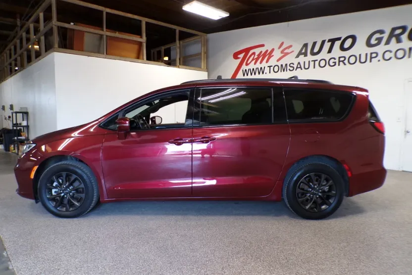 2021 Chrysler Pacifica Touring photo 1