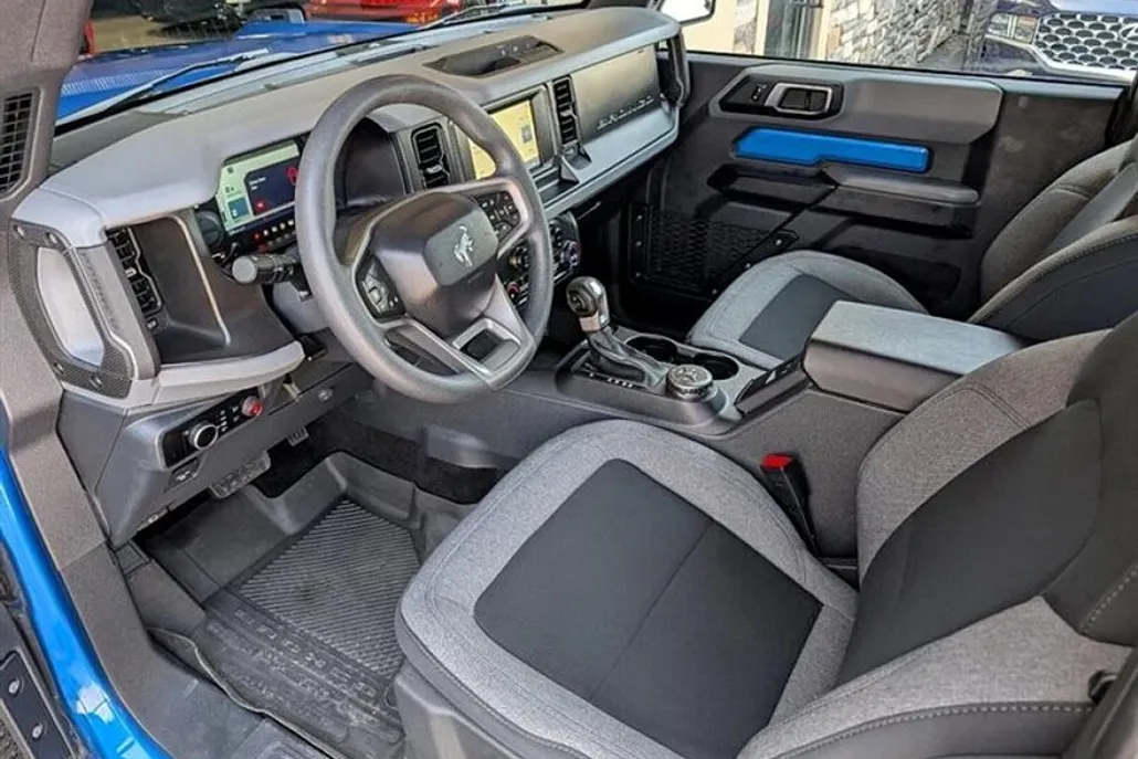 2023 Ford Bronco Base photo 1
