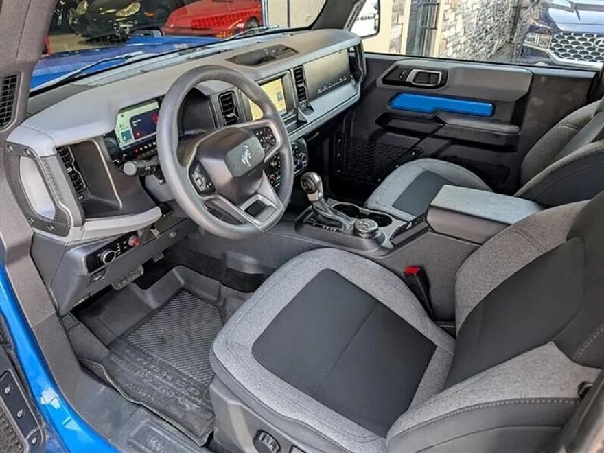 2023 Ford Bronco Base photo 1