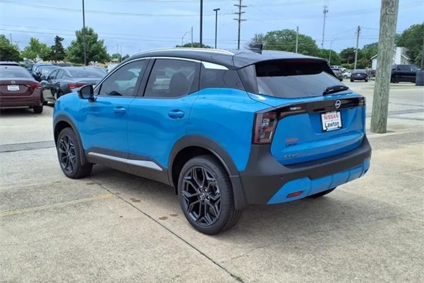 2025 Nissan Kicks SR photo 1