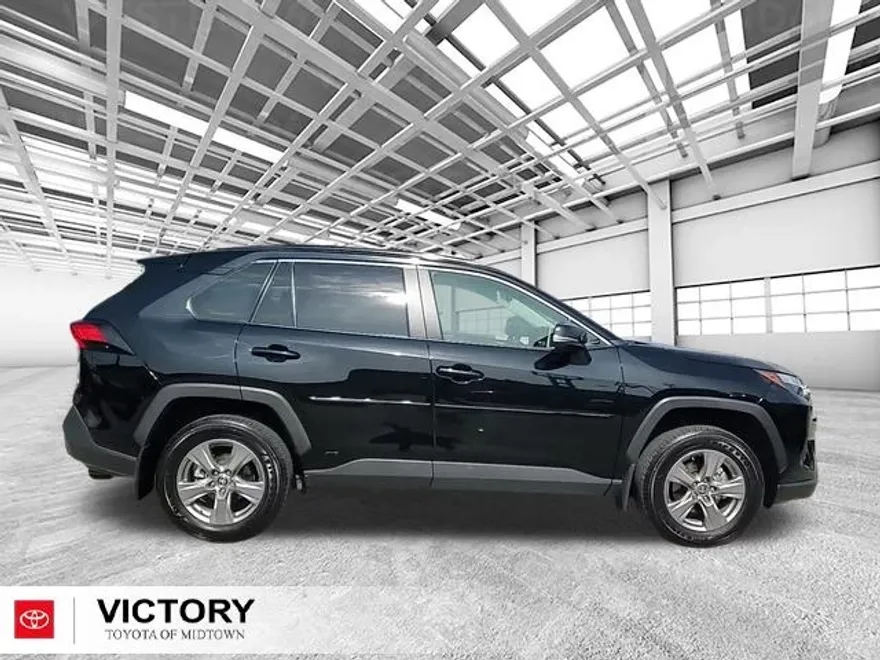 2025 Toyota RAV4 Hybrid XLE photo 1