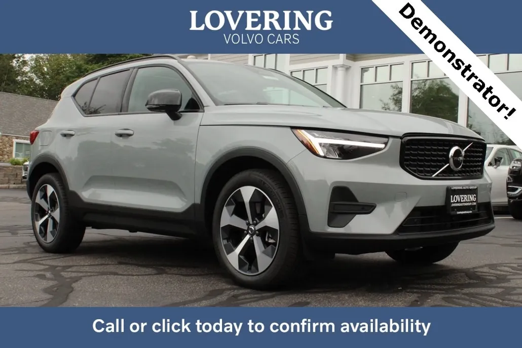 2026 Volvo XC40 Core photo 1