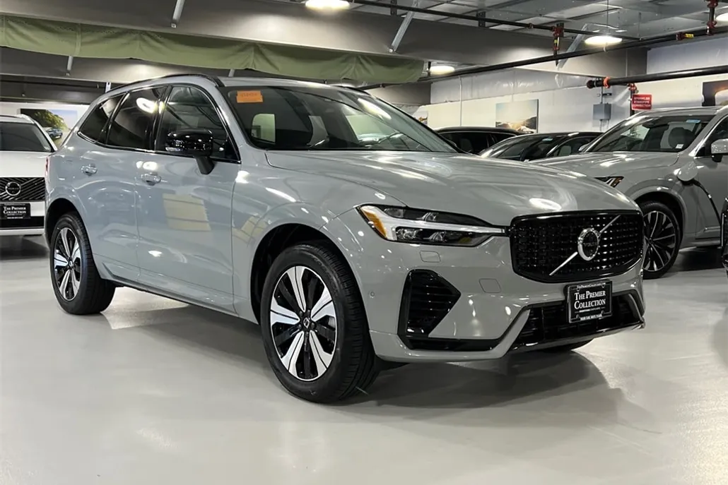 2025 Volvo XC60 Hybrid T8 Plus photo 1