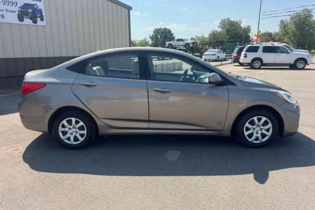 2013 Hyundai Accent GLS GS photo 1