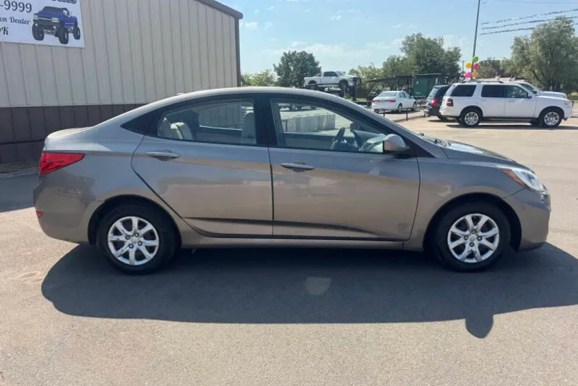 2013 Hyundai Accent GLS GS photo 1